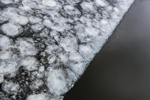 春の洪水川の半分の氷自然の目覚め