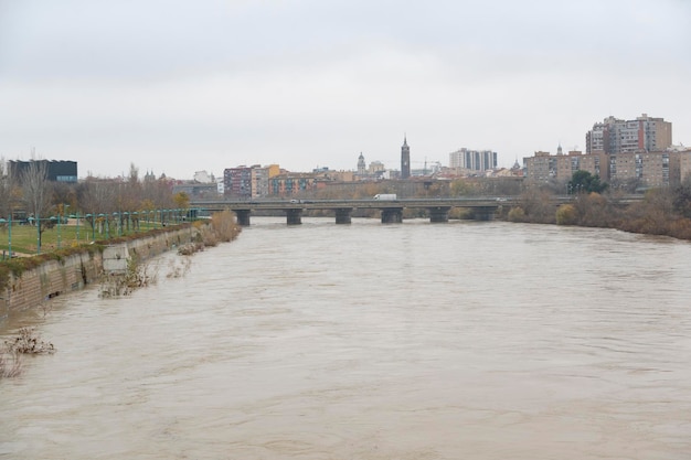 スペインのサラゴサを通過するエブロ川の洪水