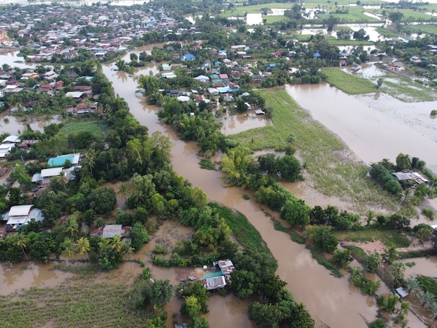 大雨が続く暴風雨によるタイの農村地域の洪水