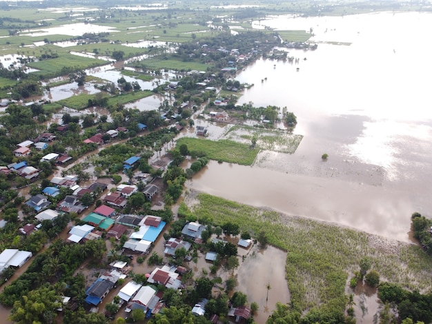 大雨が続く暴風雨によるタイの農村地域の洪水