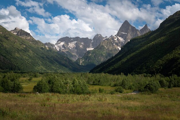 カフカス山脈のゴナッハヒル川の洪水平原 ドンバイ カラチャイ チェルケシア ロシア