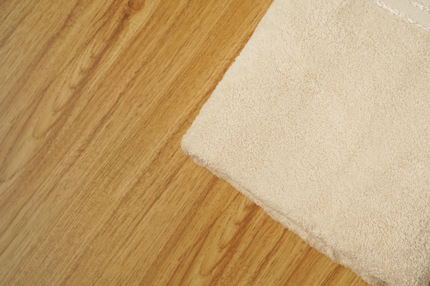 床は木製のバスルーム装飾とスパックに木製のタオルでできています。