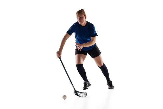 Floorball vrouwelijke speler geïsoleerd op witte studio achtergrond actie en beweging concept