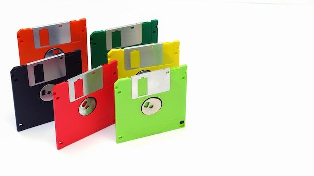 Floppy disk su sfondo bianco nei diversi colori