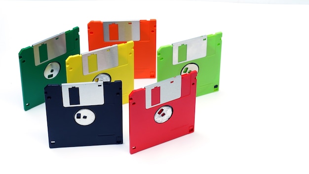 Foto floppy disk su sfondo bianco nei diversi colori