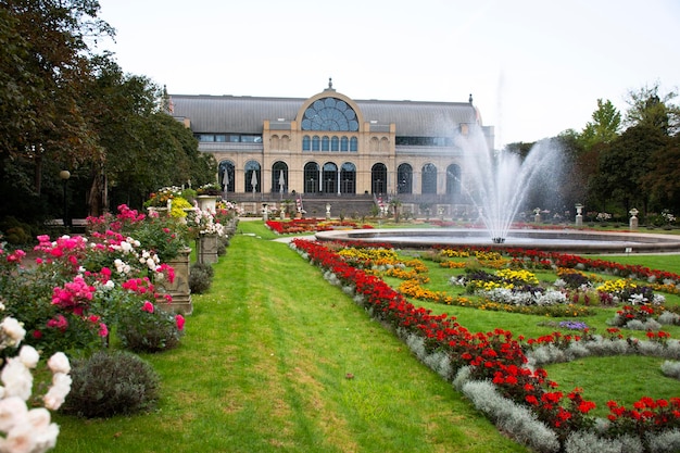 독일인과 외국인 여행자를 위한 식물원 또는 식물원 정원(Flora und Botanischer Garten koln)은 독일 쾰른(Cologne)의 암스테르담 슈트라세(Amsterdamer Strasse) 도로에 있는 쾰른 동물원(Cologne Zoological Garden)을 방문합니다.