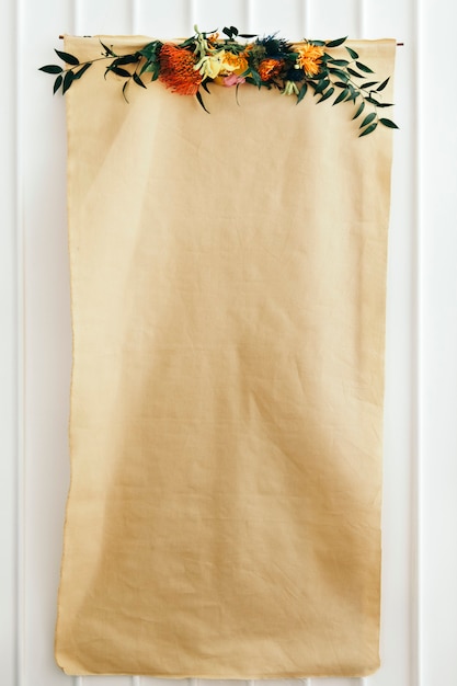 Цветочный чистый лист крафт-бумаги плакат на белой стене