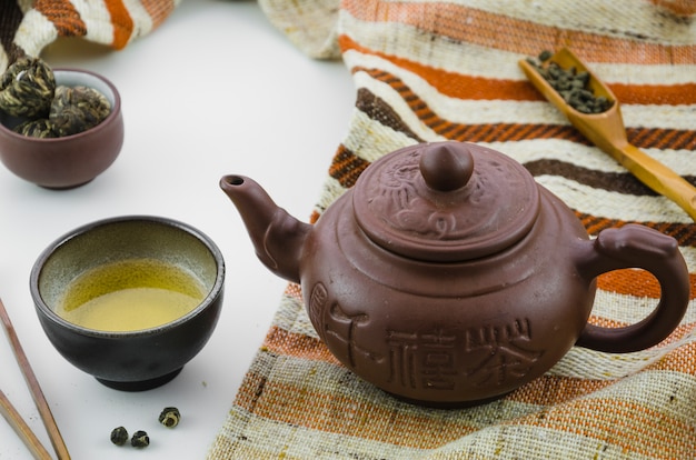 Фото Цветочный шарик цветущего чая и чай улун пыль чай на белом фоне