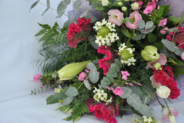 さまざまな花の花の花束