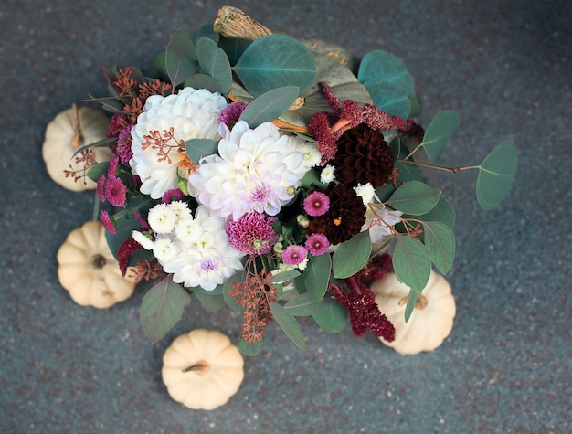 写真 カボチャの花瓶の秋のフラワーアレンジメントハロウィーンの選択的な焦点の花の花束