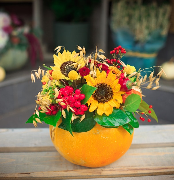 写真 カボチャの花瓶のフローラルブーケ秋のカボチャのフラワーアレンジメントハロウィーンの選択的な焦点