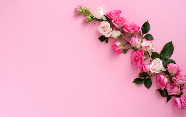 Цветочная композиция с венком из розовых роз на розовом фоне. День Святого Валентина фон. Плоская планировка, вид сверху.