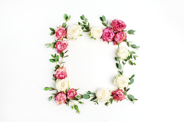 Floral frame krans gemaakt van rode en witte roze bloemen en eucalyptustakken