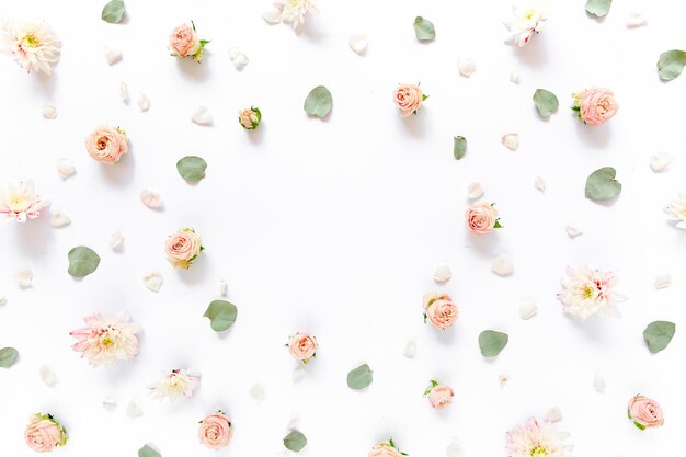 Photo floral pattern made of pink roses green leaves branches on white background flat lay top view valentines background floral pattern pattern