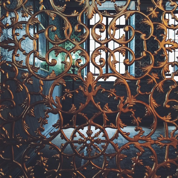 Foto griglia metallica a disegno floreale in moschea