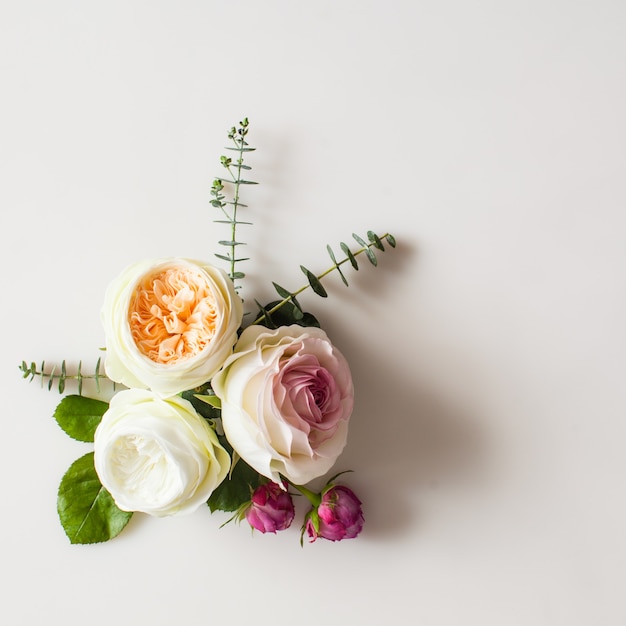 Floral ronde bruiloft frame plat lag. Roze bloemen bovenaanzicht met kopie ruimte