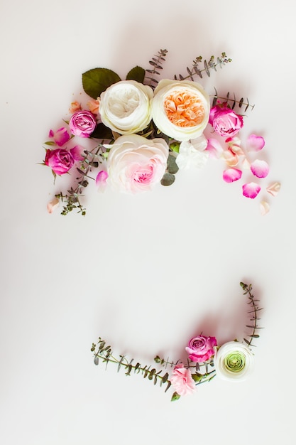 Floral ronde bruiloft frame plat lag. Roze bloemen bovenaanzicht met kopie ruimte