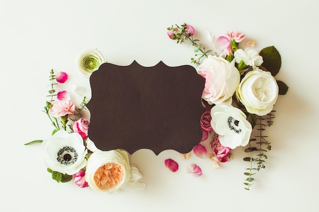 Floral ronde bruiloft frame plat lag. Roze bloemen bovenaanzicht met kopie ruimte