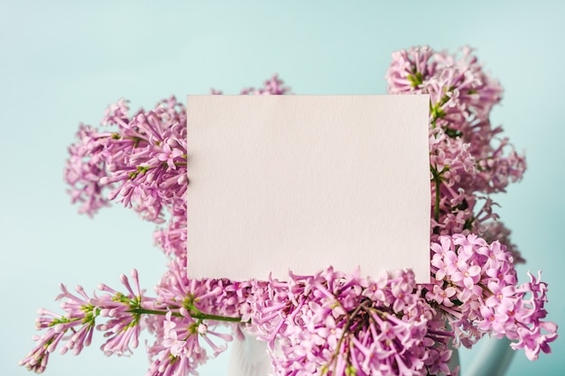Фото Цветочный весенний фон с сиреневой красивой цветочной композицией и местом для текста