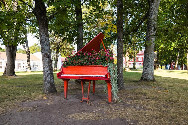 Цветочное винтажное пианино с множеством цветов внутри