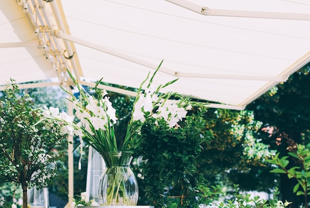 Floral wedding decoration in a restaurant outdoors in summer