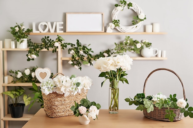 Florale decoraties in een bloemenwinkel