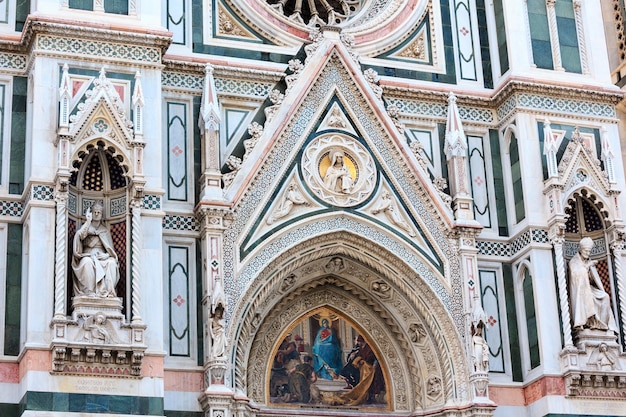 Foto dettagli della facciata del duomo di firenze toscana italia