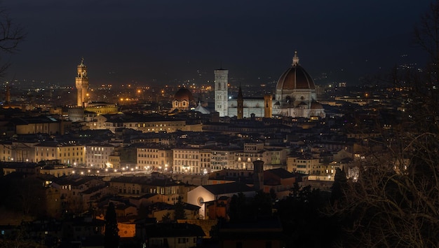 해질녘 미켈란젤로 광장(Piazzale Michelangelo)의 피렌체 조명 전망