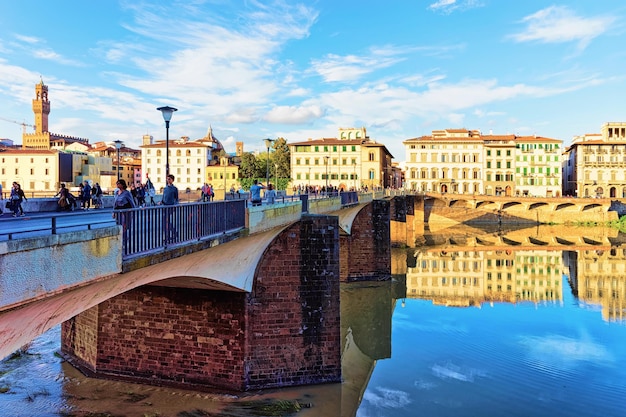 Florence, Italië - 15 oktober 2016: Mensen bij de brug Ponte alle Grazie in Florence in Italië.