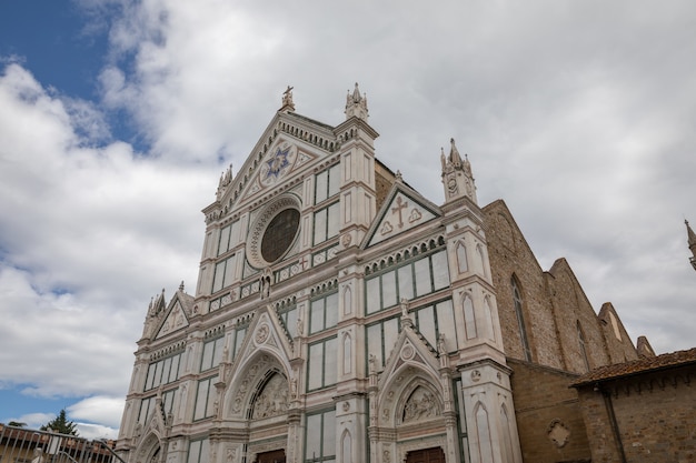 Florence, Italië - 24 juni, 2018: Panoramisch uitzicht op de buitenkant van de Basilica di Santa Croce (Basiliek van het Heilige Kruis) is de Franciscaanse kerk in Florence en een kleine basiliek van de rooms-katholieke kerk