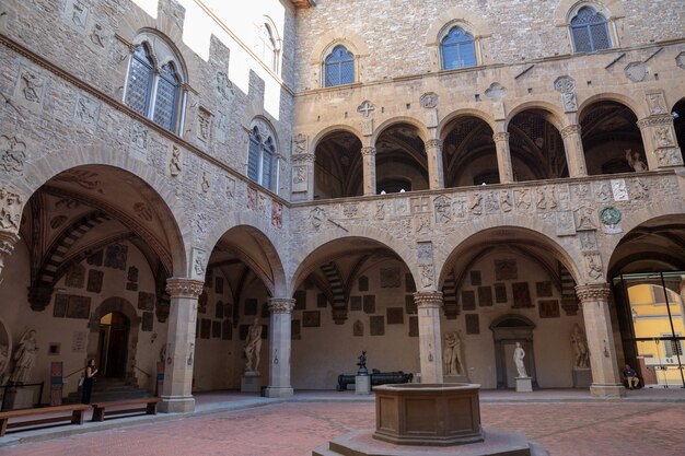 Florence, Italië - 24 juni, 2018: Panoramisch uitzicht op het interieur in Bargello, ook bekend als Palazzo del Bargello, Museo Nazionale del Bargello. Het is een voormalige kazerne en gevangenis, nu een kunstmuseum