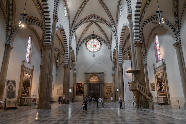 Florence, Italië - 24 juni, 2018: Panoramisch uitzicht op het interieur van de basiliek van Santa Maria Novella. het is de eerste grote basiliek in Florence en de belangrijkste Dominicaanse kerk van de stad
