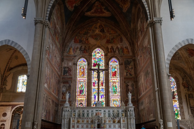 Florence, italië - 24 juni, 2018: panoramisch uitzicht op het interieur van de basiliek van santa maria novella. het is de eerste grote basiliek in florence en de belangrijkste dominicaanse kerk van de stad