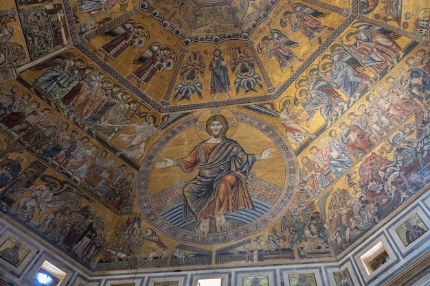 Florence, Italië - 24 juni, 2018: Panoramisch uitzicht op het interieur van het Baptisterium van Florence (Battistero di San Giovanni) op Piazza del Duomo. Het is een religieus gebouw en heeft de status van een kleine basiliek