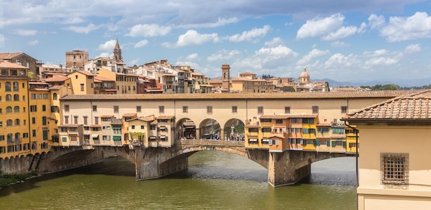 Florence Italië Circa juni 2021 stadslandschap met oude brug Ponte Vecchio