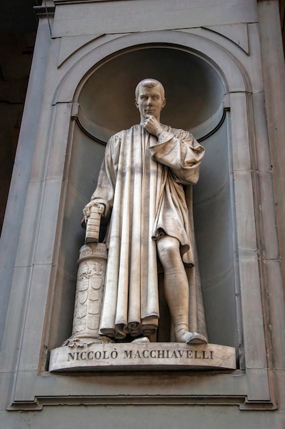 Florence Italië Niccolo Machiavelli-standbeeld buiten de Galleria degli Uffizi