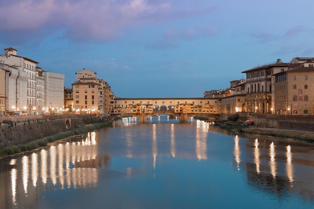 Флоренция, Италия - около июля 2021 года. Свет заката на Понте Веккьо - Старый мост.