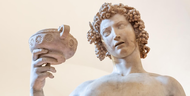 플로렌스, 이탈리아 - 2021년 6월경: 미켈란젤로 부오나로티(michelangelo Buonarroti)의 바쿠스(bacchus), 1501. 흰색 대리석으로 만든 고대 조각