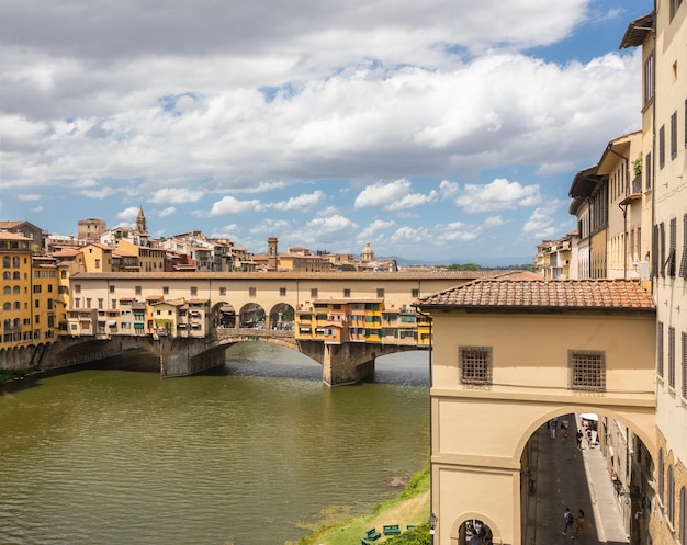 2021년 6월경 이탈리아 피렌체(Florence Italy), 베키오 다리(Ponte Vecchio)가 있는 도시 풍경