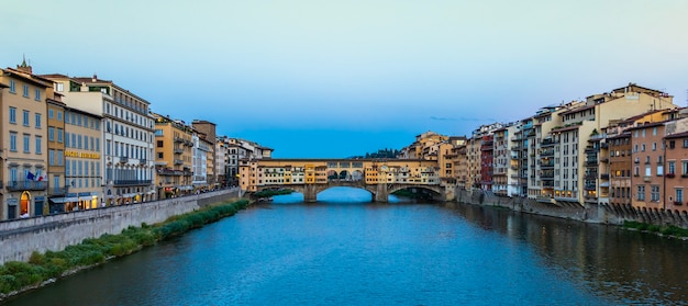이탈리아 피렌체 - 2021년 6월경: 베키오 다리(Ponte Vecchio) - 올드 브리지(Old Bridge)의 일몰. 저녁 전에 놀라운 푸른 빛.