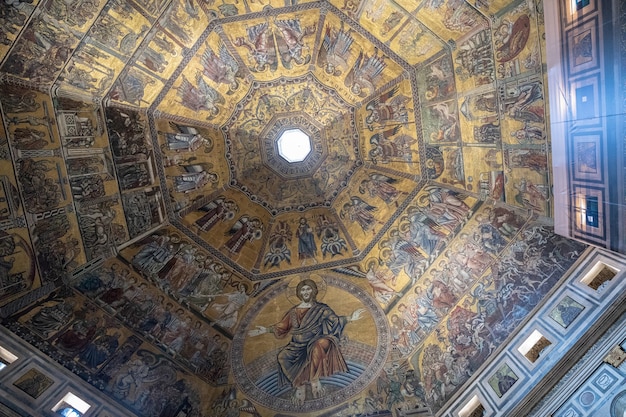 イタリア、フィレンツェ-2018年6月24日：ドゥオモ広場のフィレンツェ洗礼堂（サンジョヴァンニ洗礼堂）の内部のパノラマビュー。それは宗教的な建物であり、マイナーバシリカのステータスを持っています