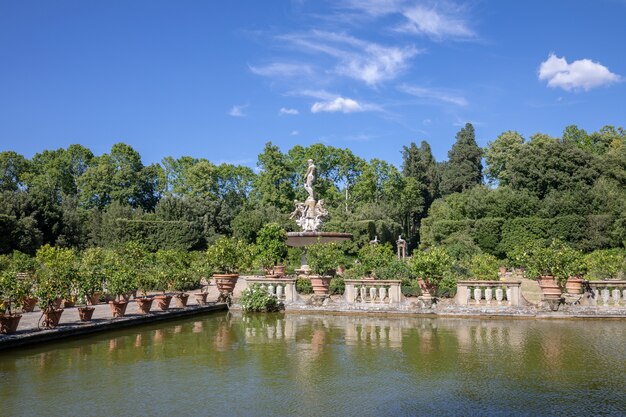 イタリア、フィレンツェ-2018年6月26日：ボーボリ庭園（Giardino di Boboli）のパノラマビューは、イタリアのフィレンツェにある公園で、彫刻やローマ時代の遺物のコレクションがあります。