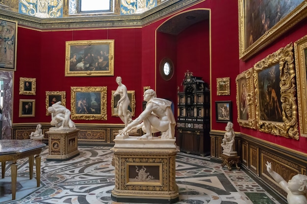 イタリア、フィレンツェ-2018年6月26日：ウフィツィ美術館（Galleria degli Uffizi）の内部と芸術のパノラマビューは、フィレンツェ歴史地区のシニョーリア広場に隣接する美術館です。