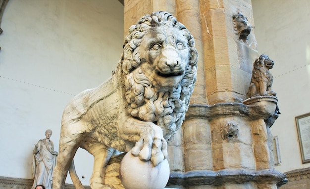 Florence toscane italië oud standbeeld van een leeuw in piazza della signoria sculptuur