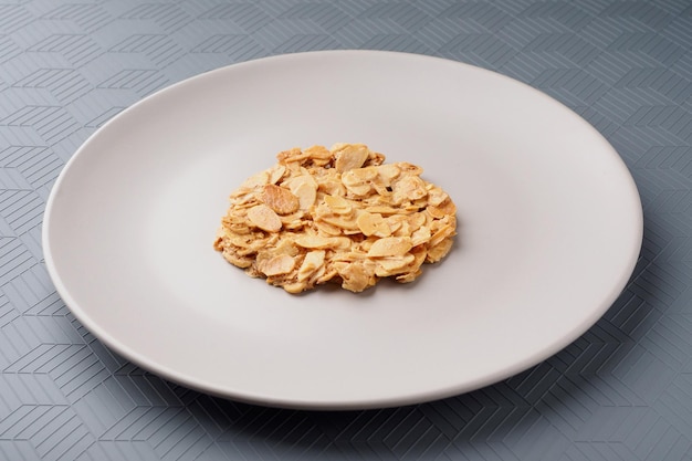 Florentinas bitterkoekjes Amandelbloemblaadje koekjes op een bord Grijze achtergrond