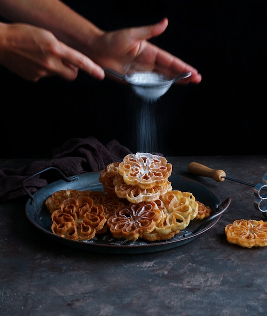 Flores de carnaval of flores manchegas crocantes, Spaanse en Scandinavische koekjes voor Kerstmis en Pasen