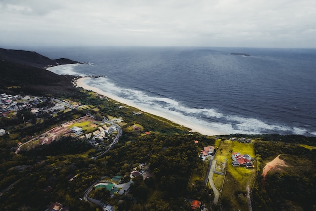 Florianopolis bellissima spiaggia con montagne foto di alta qualità