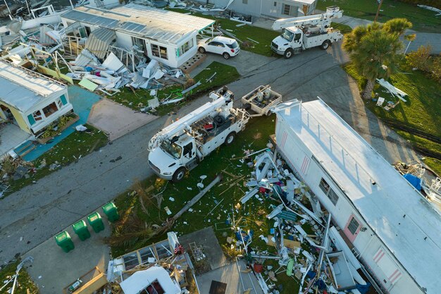 ハリケーンシーズン後のフロリダ州南西部地域 田舎の住宅地でトレーラーハウスの倒壊と損傷 深刻な自然災害の影響