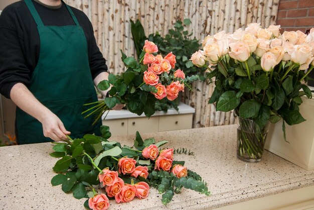 写真 花屋がバラの束を並べている