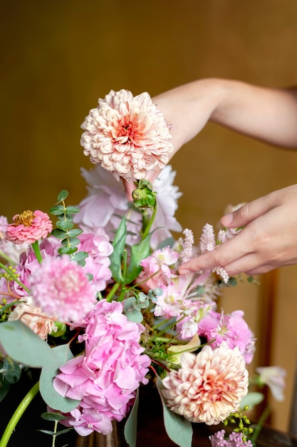 ピップサーモンと花束をアレンジする花屋